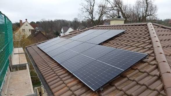 Gereinigte Solaranlage auf Ziegeldach