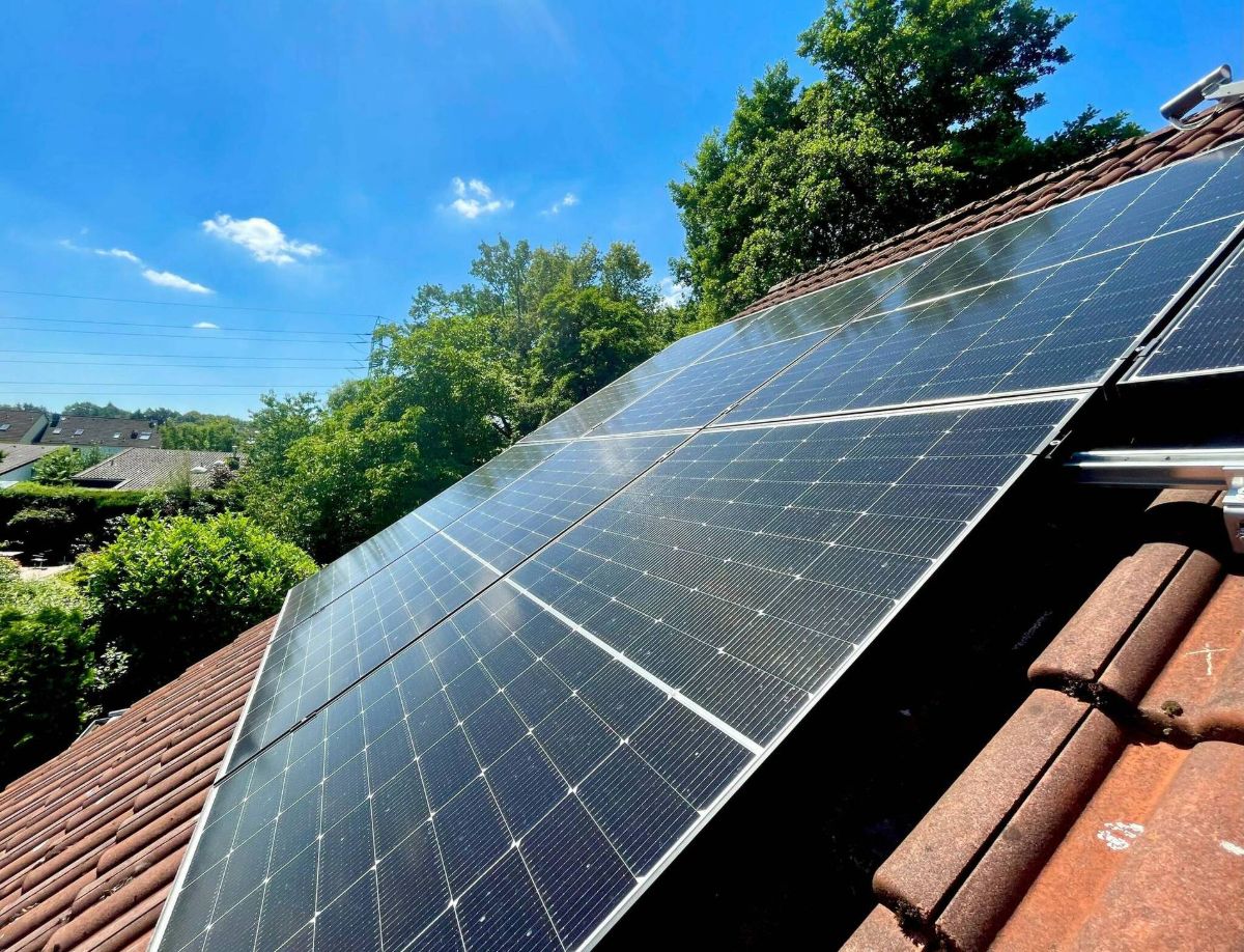 Gereinigte Photovoltaik-Anlage auf dem Dach